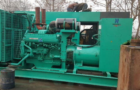 平度发电机组如何判断水冷式机油散热器内部是否需要清洗？